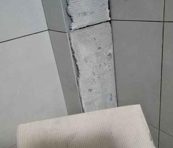 保靖瓷砖空鼓维修公司分享下厨房瓷砖脱落的补救措施。